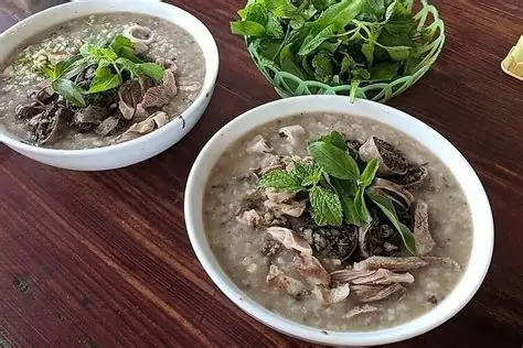 Người bị gout ăn cháo lòng được không?